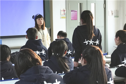 图二 经管学院MBA14级P4班刘茗在分享学习方法.jpg