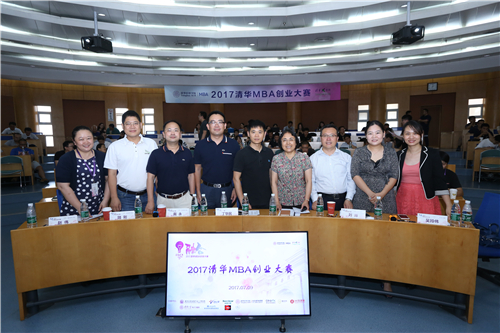 钱小军老师与大赛评委们合影_副本.jpg